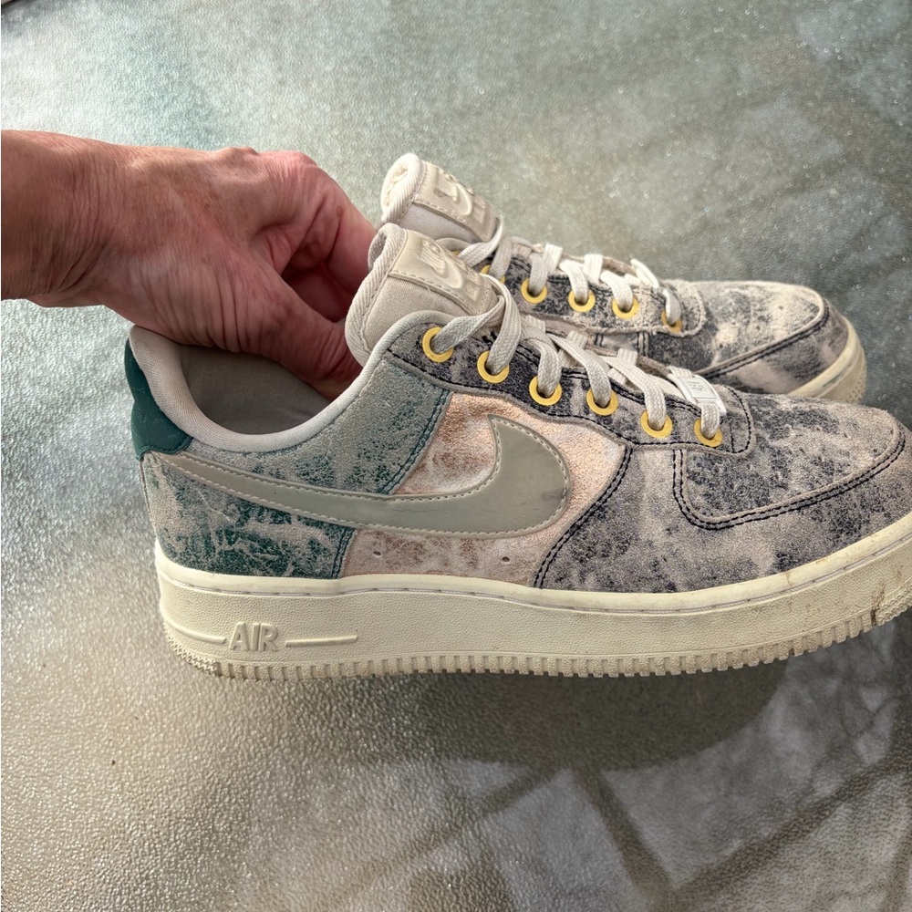 Nike Low-Top Sneakers in Cream and Beige